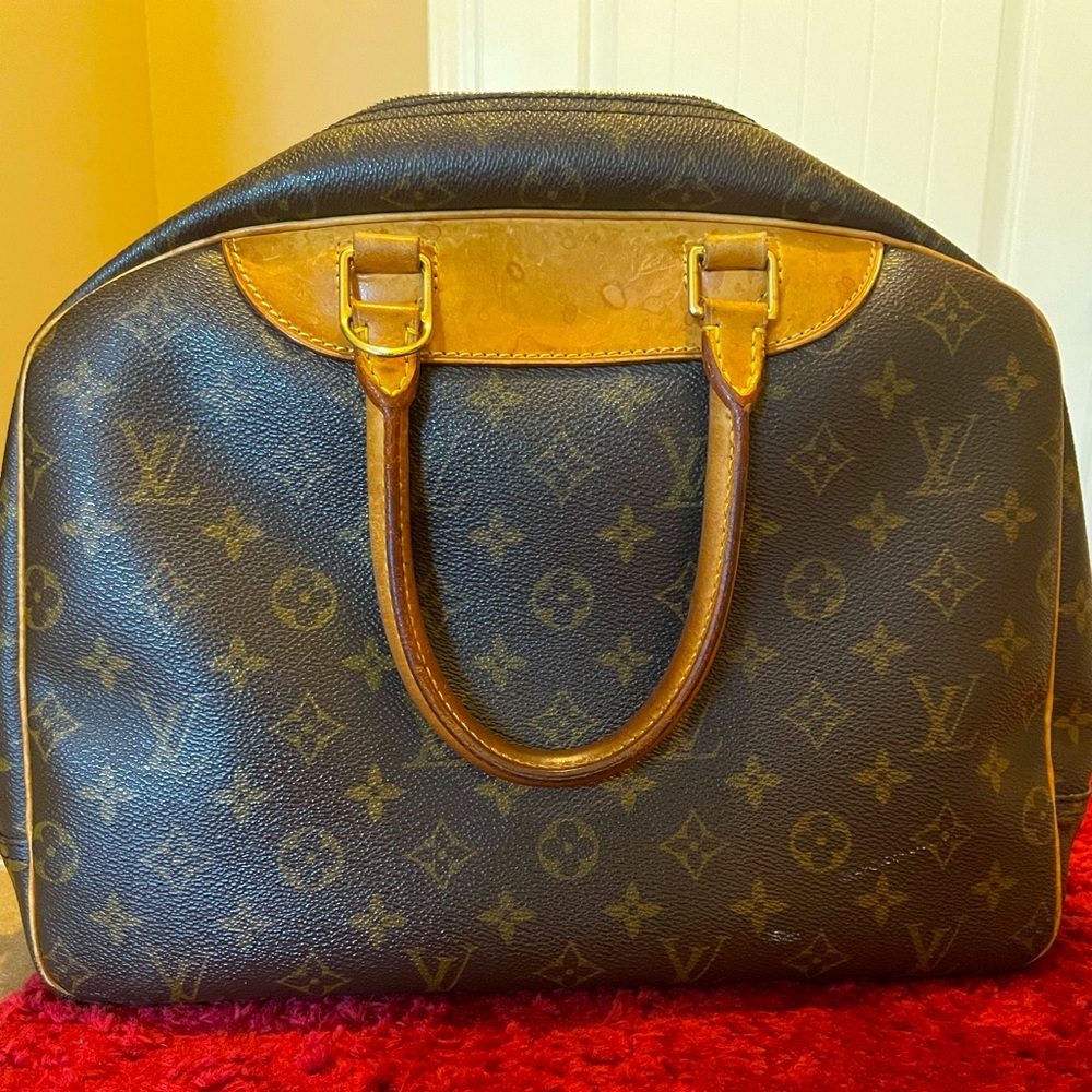 Beautiful authentic Louis Vuitton Deauville bag in good condition